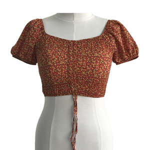 女性のための赤い花柄の喫煙腹の半袖シャツ